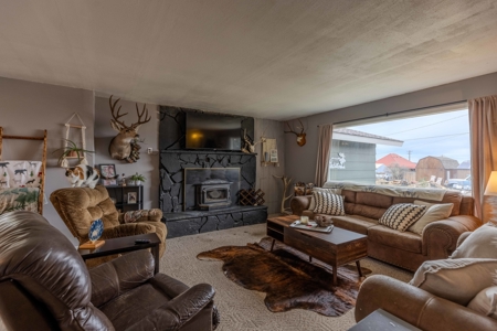 Eastern Oregon Four Bedroom Home Located on the Hill in Burns - image 17