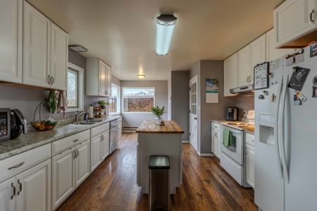 Eastern Oregon Four Bedroom Home Located on the Hill in Burns - image 9