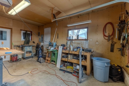 Eastern Oregon Four Bedroom Home Located on the Hill in Burns - image 29