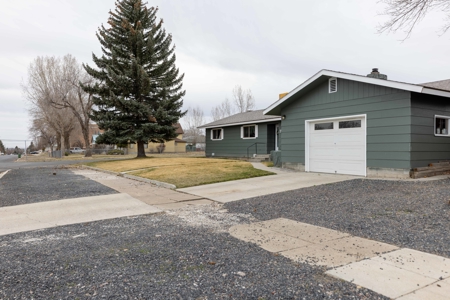 Eastern Oregon Four Bedroom Home Located on the Hill in Burns - image 4