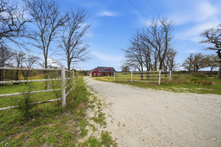Home with Acreage in Gainesville Texas - image 1