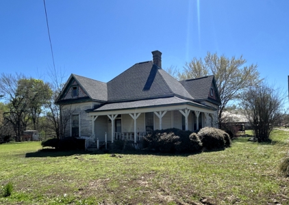 Victorian Fixer Upper in Blossom, TX - image 13