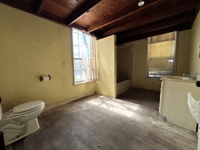 Victorian Fixer Upper in Blossom, TX - image 24