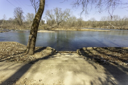 Riverfront Home For Sale With Land in Northern Arkansas - image 44