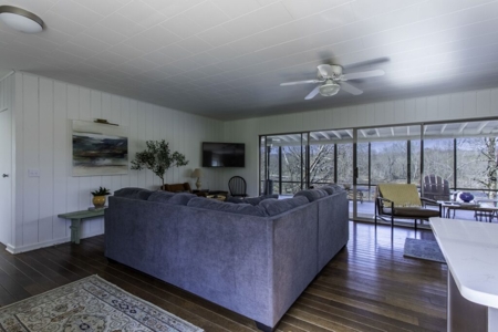 Riverfront Home For Sale With Land in Northern Arkansas - image 27