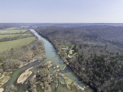 Riverfront Home For Sale With Land in Northern Arkansas - image 4
