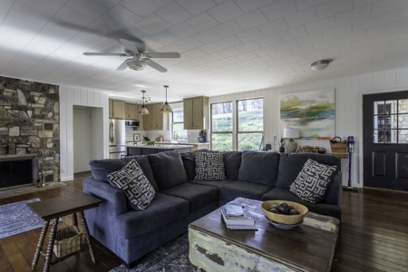 Riverfront Home For Sale With Land in Northern Arkansas - image 28