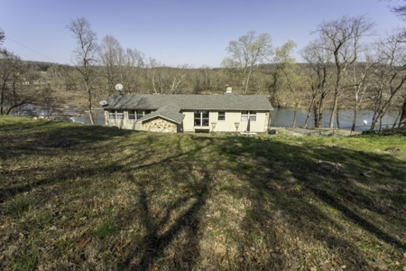 Riverfront Home For Sale With Land in Northern Arkansas - image 8