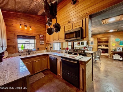 Farmhouse in Tylertown MS with a Pond - image 9