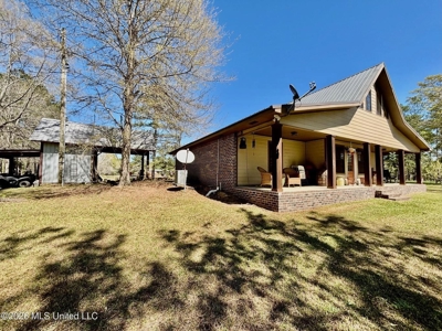 Farmhouse in Tylertown MS with a Pond - image 4