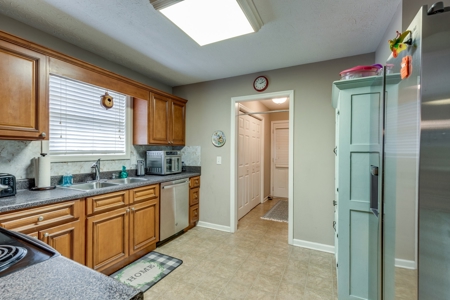Country Home for Sale in Marshall County, Tennessee - image 15