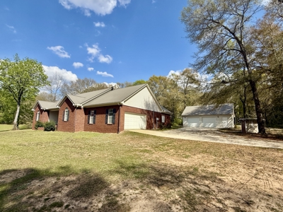 Secluded Country Home on 9.9ac Located N of Hartford Alabama - image 2