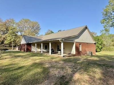 Secluded Country Home on 9.9ac Located N of Hartford Alabama - image 18