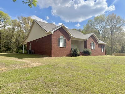 Secluded Country Home on 9.9ac Located N of Hartford Alabama - image 4