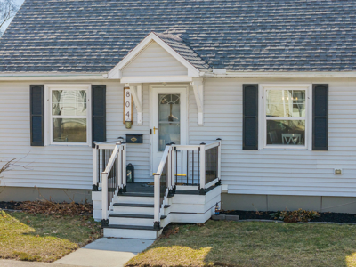 Charming Cape Cod in Reedsburg WI - image 2