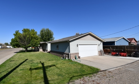 4 Bedrooms 2 Bath 2016 sq Ft Home in Glendive For Sale - image 2