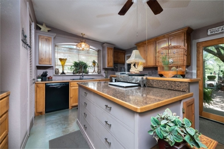 74-Acre Ranch w/ Lakes & Luxury Home in Bowie TX - image 25