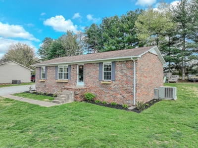 Remodeled 3bd/1bath brick home with shop, excellent neighborhood - image 10