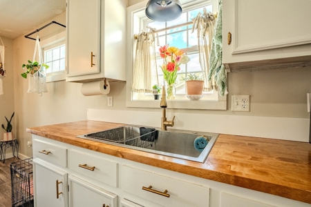 Remodeled 3bd/1bath brick home with shop, excellent neighborhood - image 15