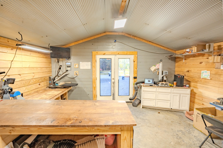 Remodeled 3bd/1bath brick home with shop, excellent neighborhood - image 33