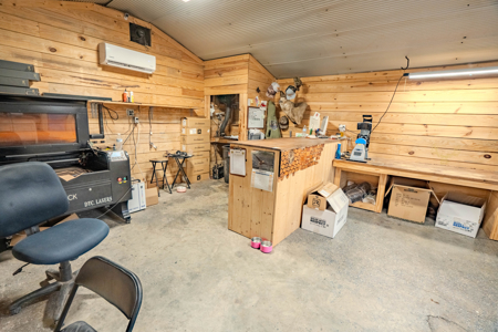Remodeled 3bd/1bath brick home with shop, excellent neighborhood - image 32