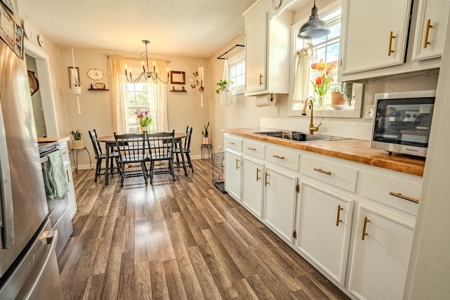 Remodeled 3bd/1bath brick home with shop, excellent neighborhood - image 13