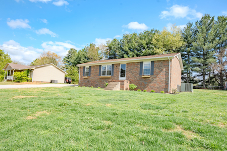 Remodeled 3bd/1bath brick home with shop, excellent neighborhood - image 4