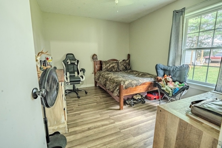 Remodeled 3bd/1bath brick home with shop, excellent neighborhood - image 24