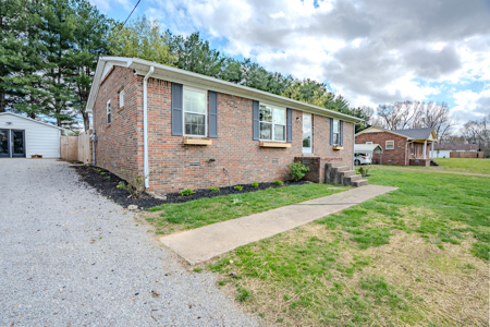 Remodeled 3bd/1bath brick home with shop, excellent neighborhood - image 3