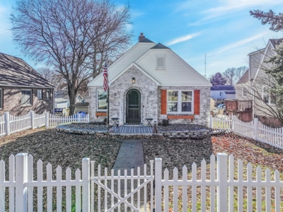 Cottage-Style Home For Sale in Harlan, Iowa - image 4