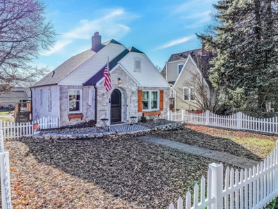 Cottage-Style Home For Sale in Harlan, Iowa - image 3