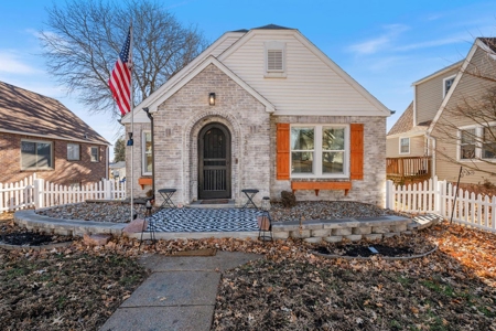 Cottage-Style Home For Sale in Harlan, Iowa - image 1