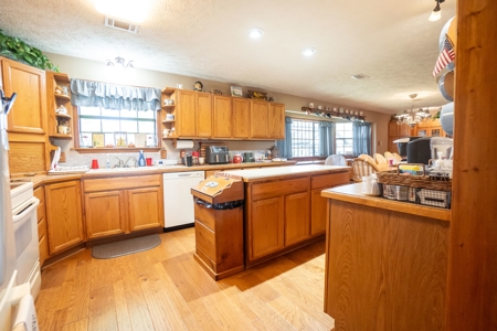 Spacious Home with a 16 X 20 Wired Shop in Searcy AR - image 14