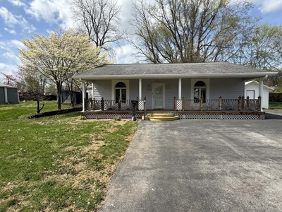 Charming Home in Albany, Kentucky - image 2