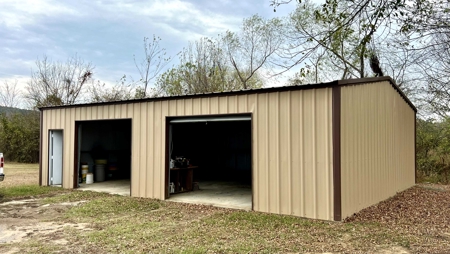 Country Style Log Home w/ 30'x40' Metal Shop Building! - image 10