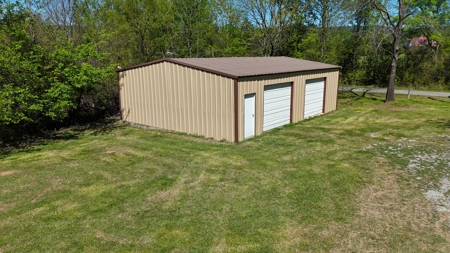 Country Style Log Home w/ 30'x40' Metal Shop Building! - image 12