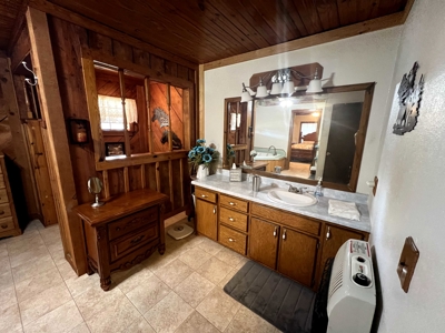 Country Style Log Home w/ 30'x40' Metal Shop Building! - image 8