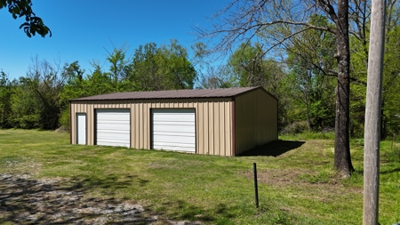 Country Style Log Home w/ 30'x40' Metal Shop Building! - image 13