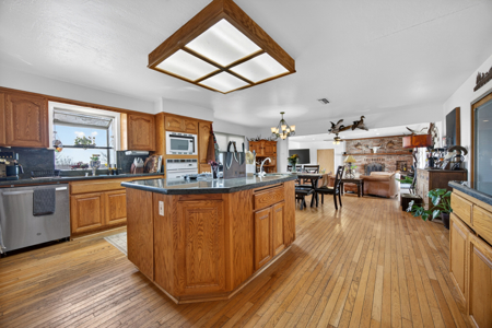 Esparto Historic Estate on 5 Acres with Landmark Barn - image 9