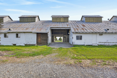 Esparto Historic Estate on 5 Acres with Landmark Barn - image 40
