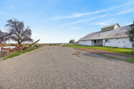 Esparto Historic Estate on 5 Acres with Landmark Barn - image 39