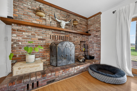 Esparto Historic Estate on 5 Acres with Landmark Barn - image 13