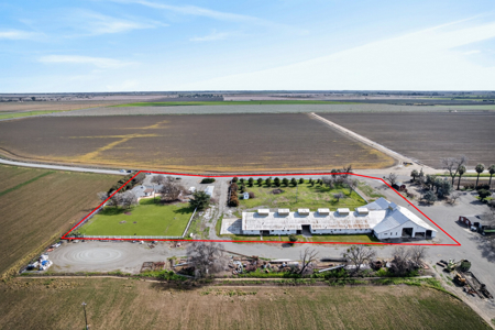 Esparto Historic Estate on 5 Acres with Landmark Barn - image 3