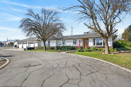 Esparto Historic Estate on 5 Acres with Landmark Barn - image 5