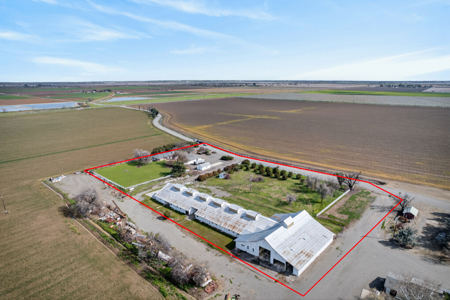 Esparto Historic Estate on 5 Acres with Landmark Barn - image 4