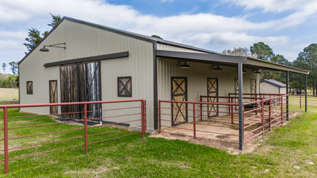 Country Home with Stables for sale in Marshall, TX - image 12