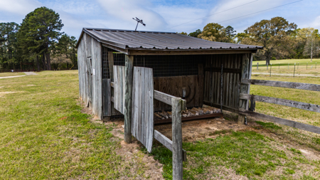 Country Home with Stables for sale in Marshall, TX - image 18