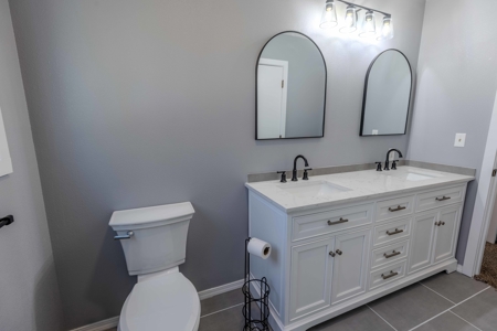 Eastern Oregon Four Bedroom Home on the Hill - image 9