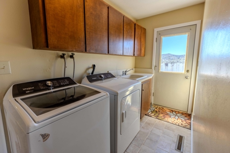 Eastern Oregon Four Bedroom Home on the Hill - image 4