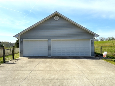 Spacious Home - Garage - Basement - 2.66 Acres- Liberty, KY. - image 9